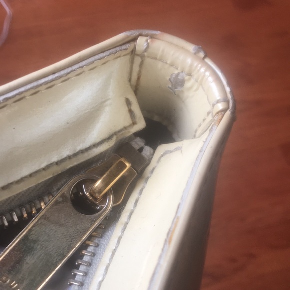 LV  beige Vernis tote - Picture 6 of 9